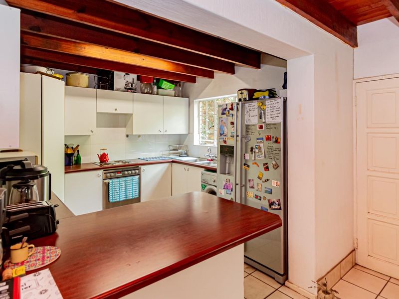 Delightful 3-Bedroom Duplex with Double-Volume Living in Tranquil Murrayfield Complex - Photo 9