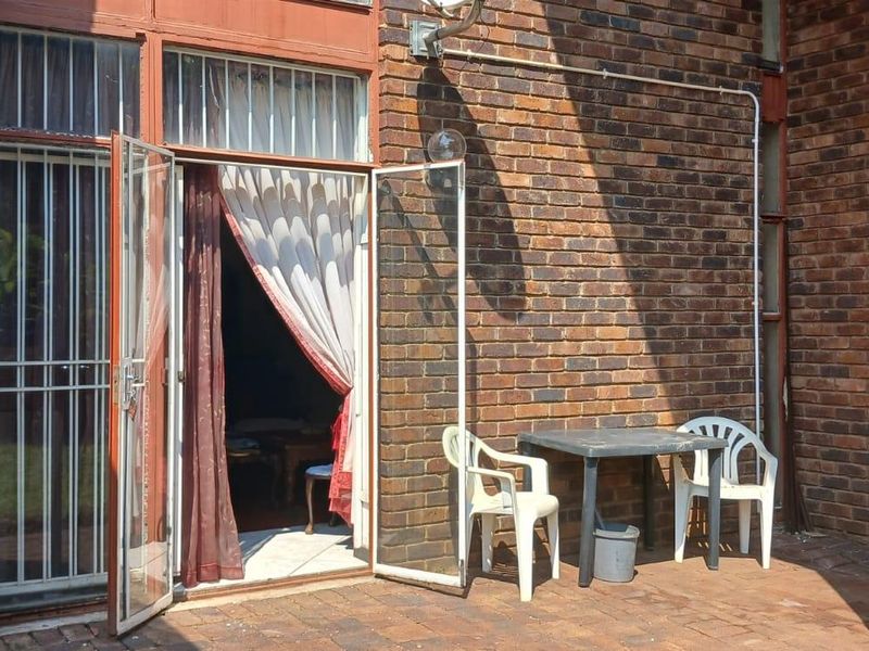 3 Bedroom Duplex For Sale in Windsor East - Photo 2