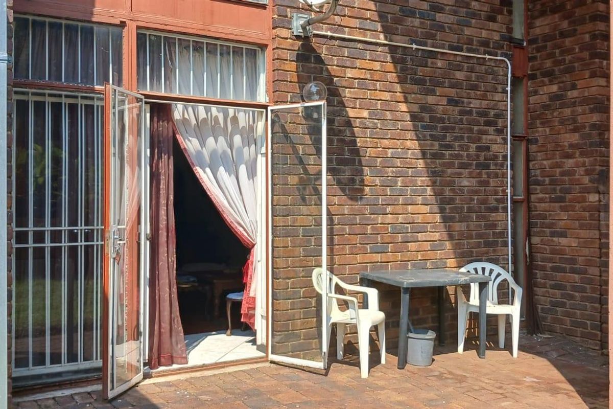 3 Bedroom Duplex For Sale in Windsor East - Photo 2