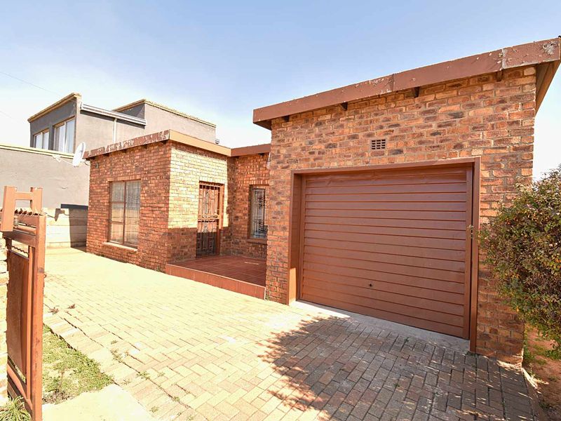 Low maintenance home - Photo 2