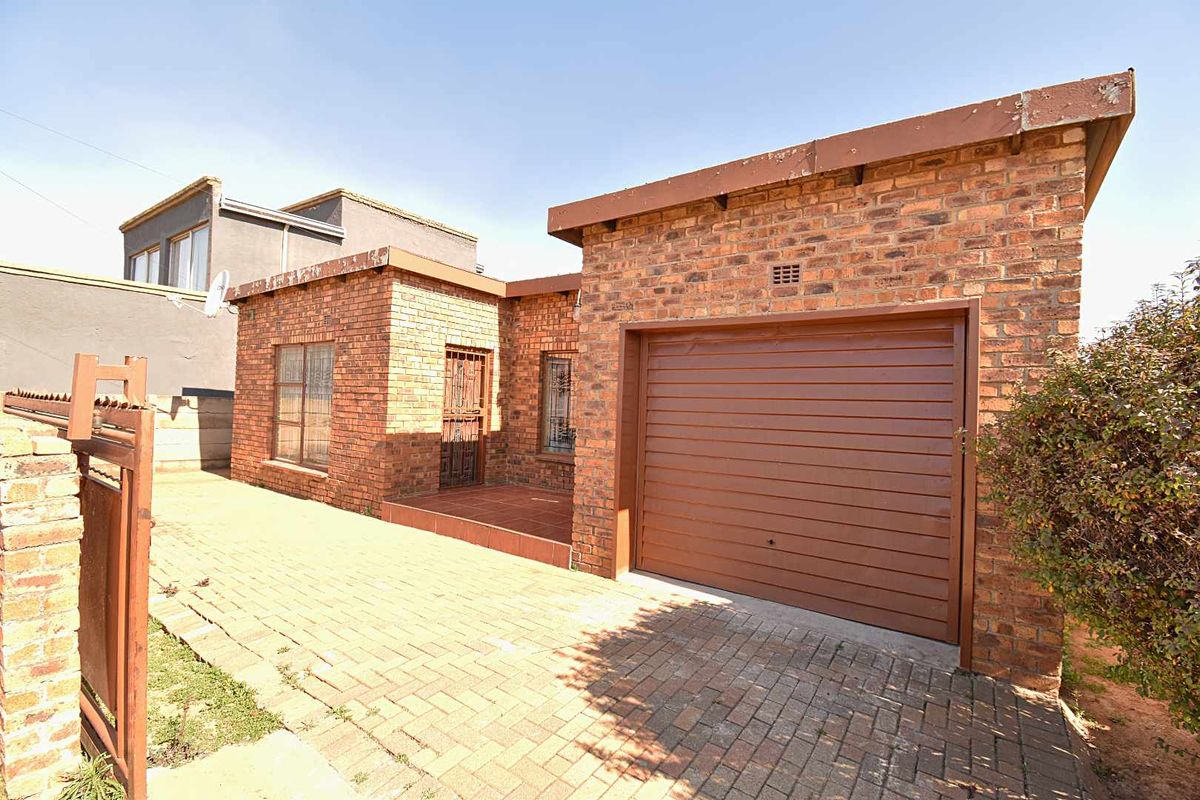 Low maintenance home - Photo 2