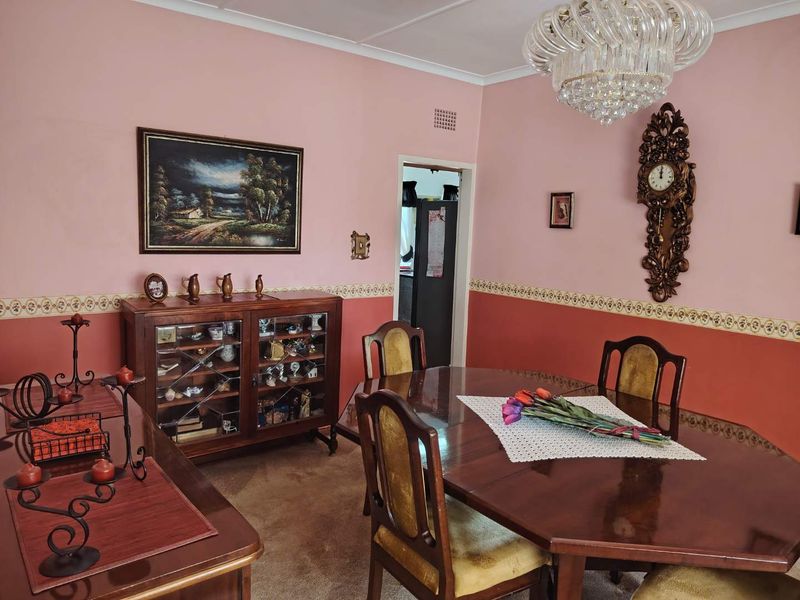 4 bedroom 2 bathrrom house with 2 bedroom Cottage in enclosed area in Nimrod Park - Photo 6