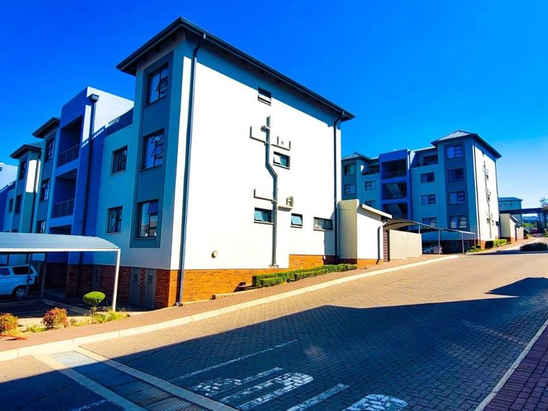 "Elegant property nestled in the fauna of Carlswald, Midrand." - Photo 4