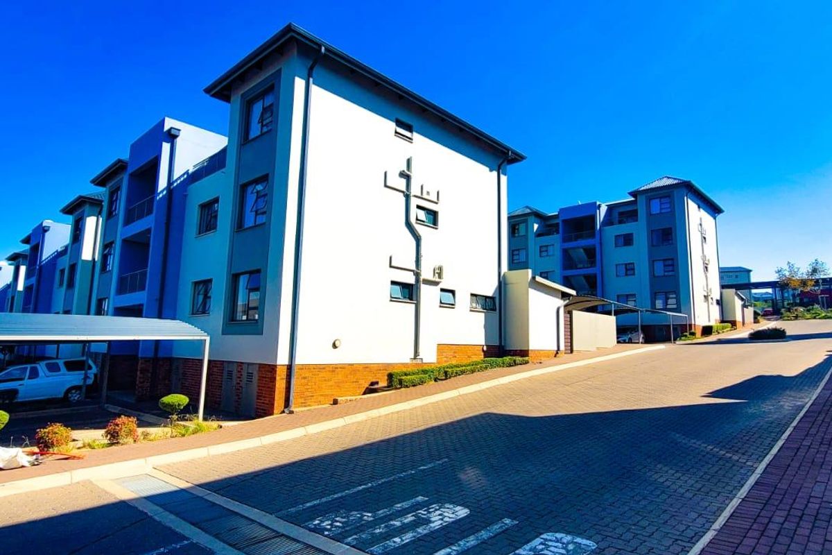 "Elegant property nestled in the fauna of Carlswald, Midrand." - Photo 4