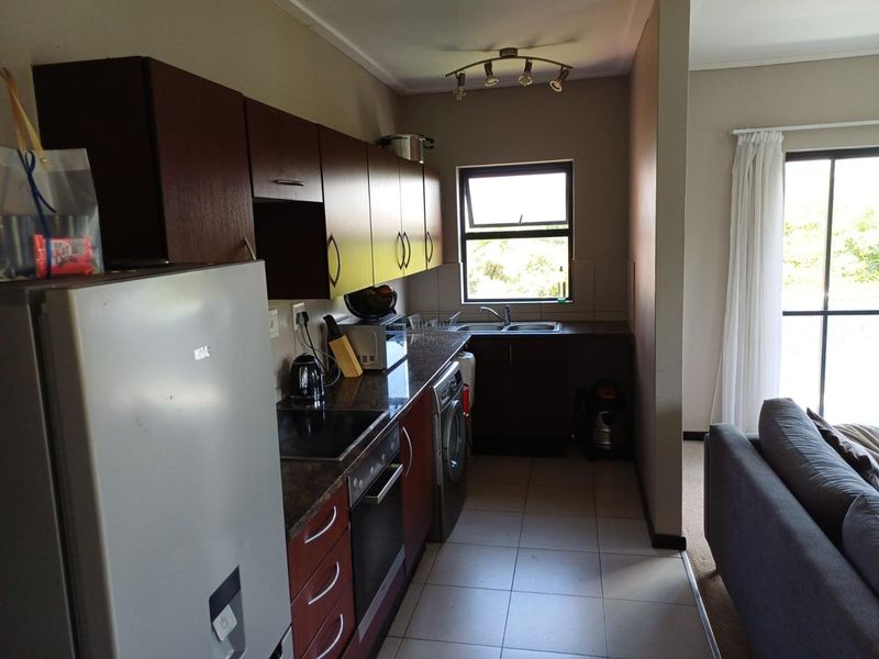 2 Bedroom 2 Bathroom modern 1st floor Apartment for sale in beautiful Golf Estate for R790 000 - Photo 4