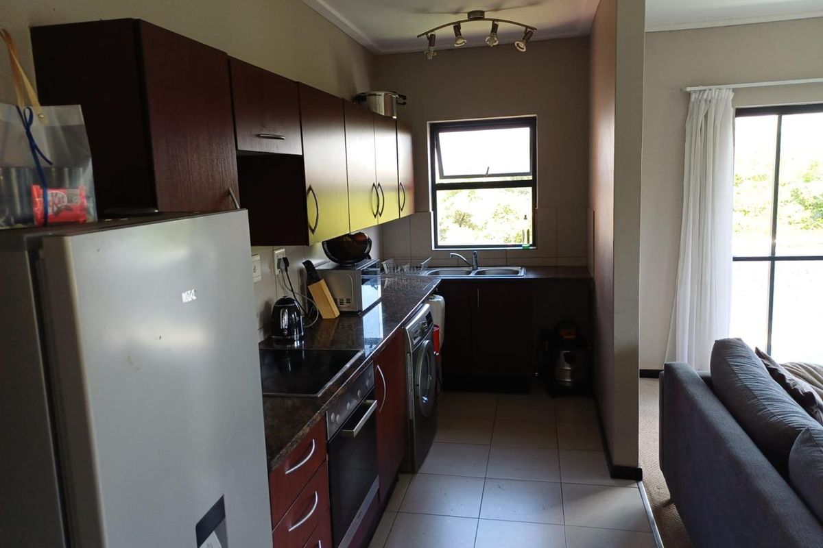 2 Bedroom 2 Bathroom modern 1st floor Apartment for sale in beautiful Golf Estate for R790 000 - Photo 4