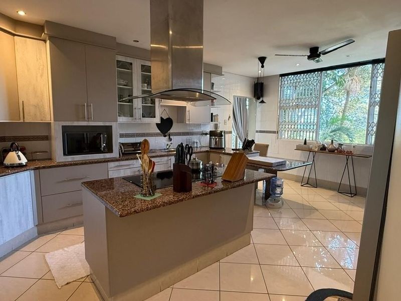Lovely 4 bedroom  Family home with stunning sea views - Photo 9