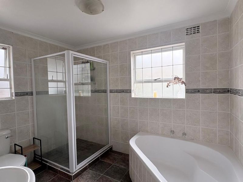 Spacious 3-Bedroom Family Home with Pool, Garden & Entertainment Areas - Photo 10