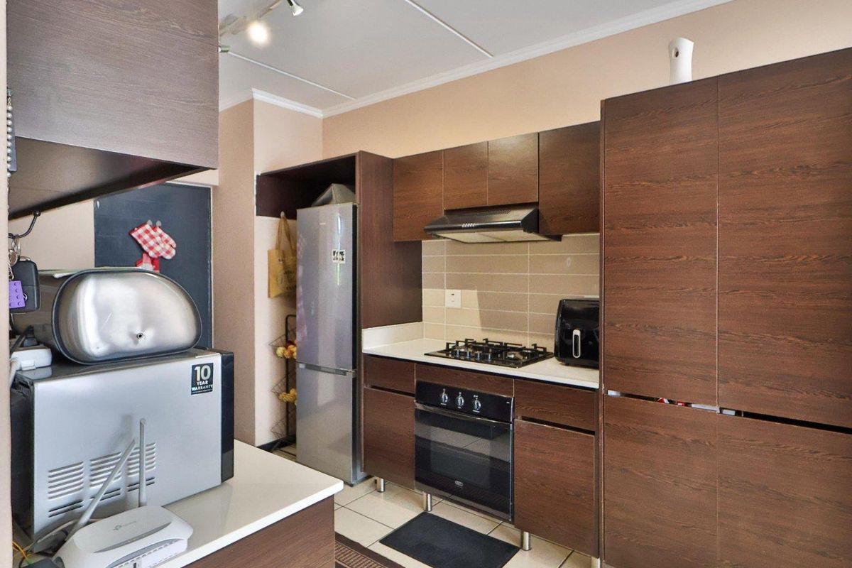 Modern 2-Bedroom Apartment in Central Park! - Photo 3