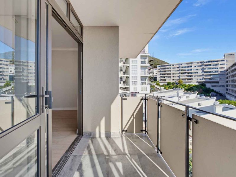 Top floor modern apartment with outstanding views - Photo 10