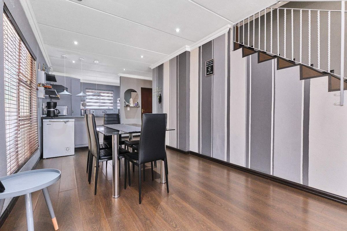 Modern Double-Story Retreat in Prime Location – Perfect for the Lock-Up-and-Go Lifestyle - Photo 5