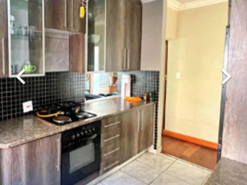 House with 2 Bedroom flat - Photo 1