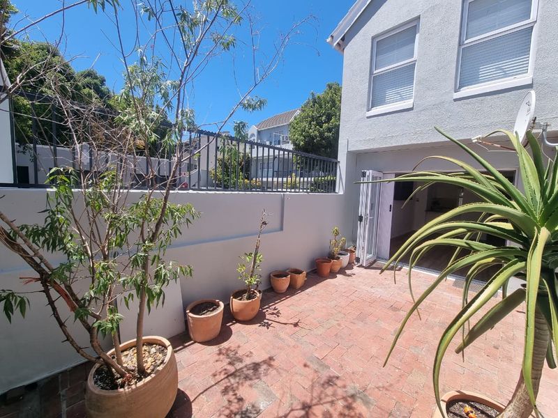 Semi-furnished Two-Bedroom Townhouse with Courtyard and Garage in Sought-After Claremont Upper! - Photo 1