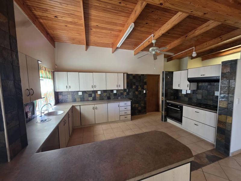 Massive 4-bedroom, 3-bathroom house for sale in Henties Bay Noord Buin - Photo 8