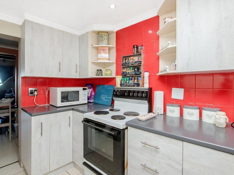 Lovely 3 bedroom 2 bathroom duplex unit for sale in Silverfields Krugersdrop - Photo 7