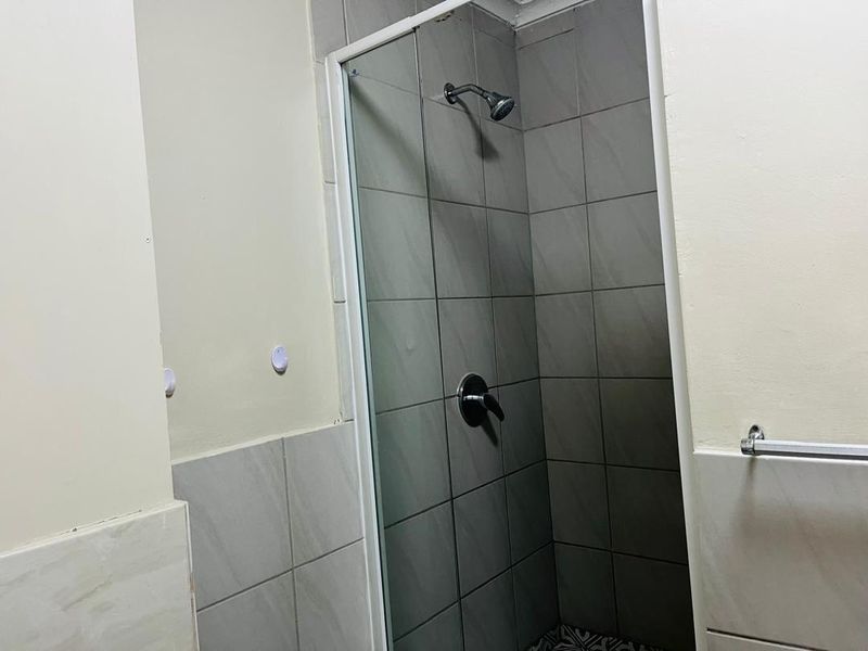 Well maintained ground floor flat suitable for first time buyer - Photo 6