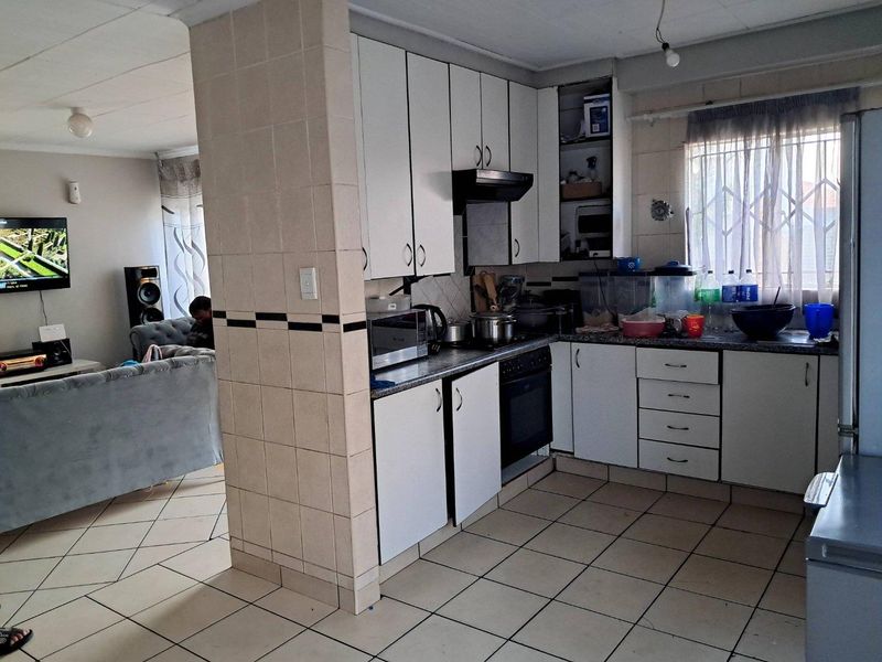 3 Bedroom House For Sale in Nkwe Estate - Photo 4