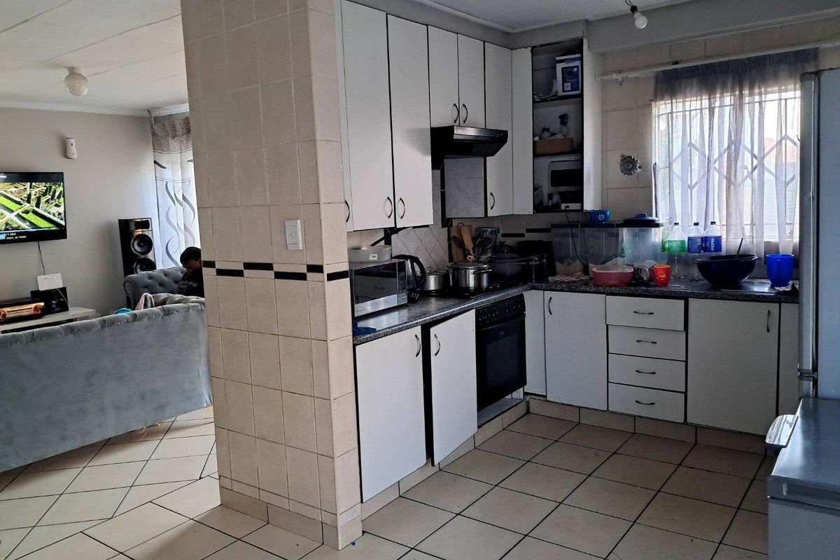 3 Bedroom House For Sale in Nkwe Estate - Photo 4