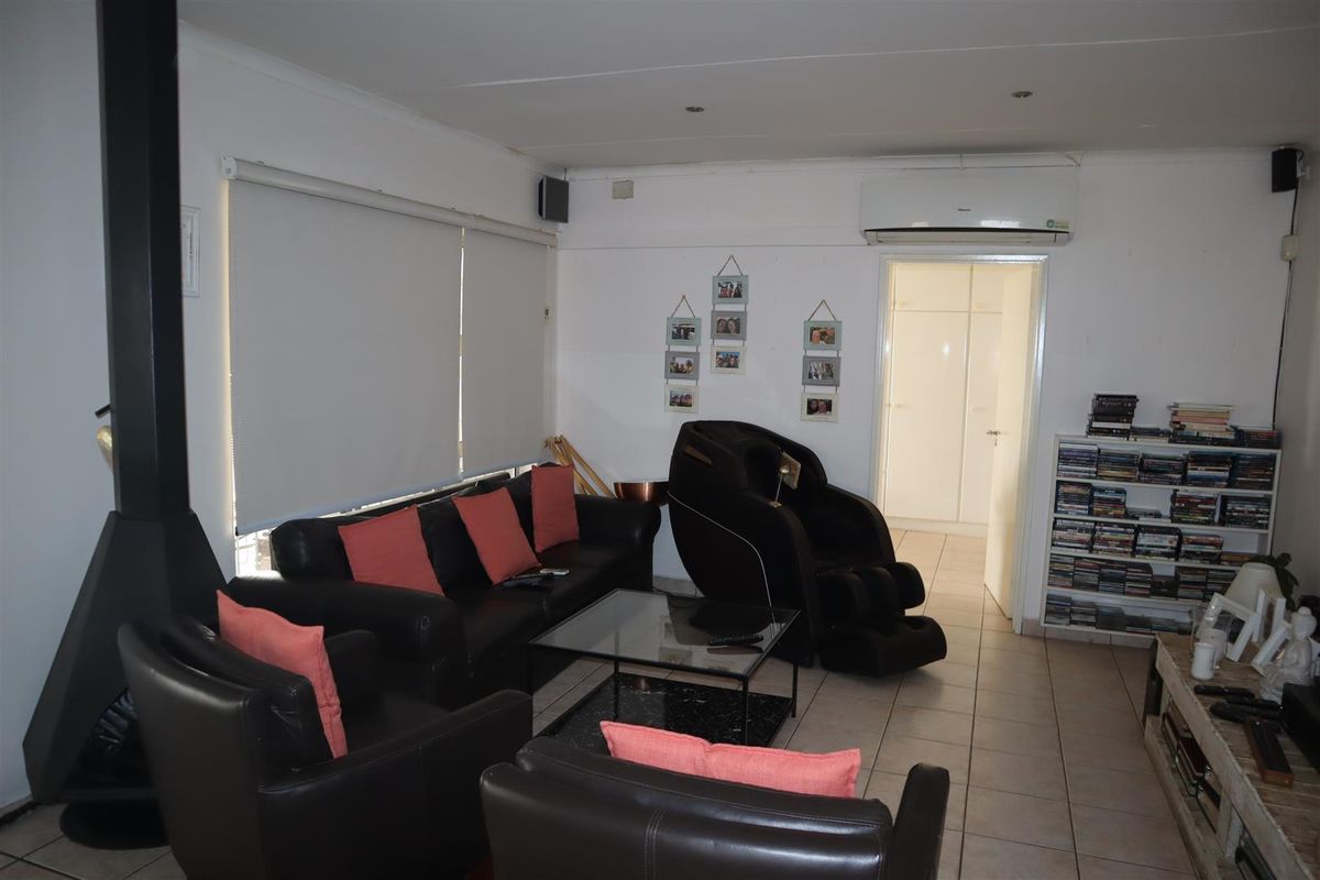 Not to be missed, 1 level Townhouse in popular complex for sale. - Photo 3