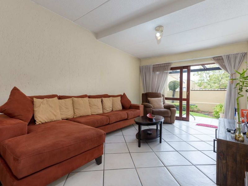 ESCAPE TO TRANQUILITY: YOUR DREAM 2 BEDROOM GAREDEN APARTMENT IN SUNNINGHILL’S VIA VERCELLI ESTATE - Photo 9