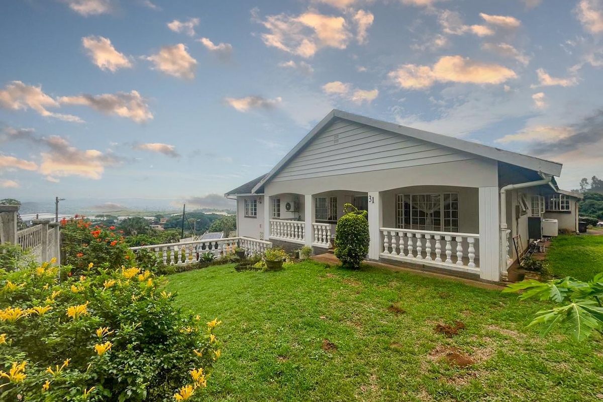 Massive home in sought after Glen Hills with magnificent inland views! - Photo 2