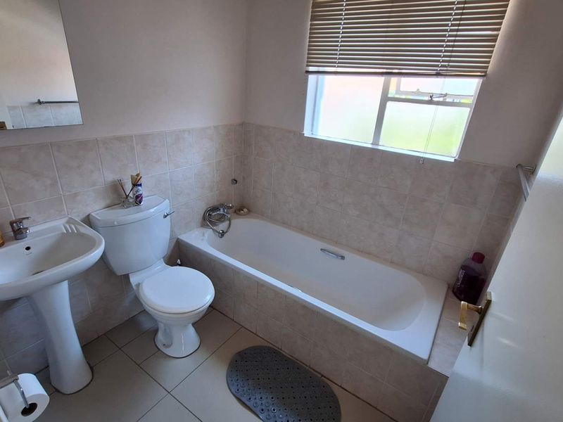 Lovely 2 Bedroom Apartment in Northcliff - Photo 6