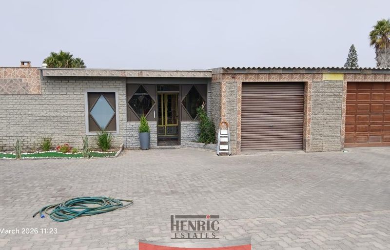 Sole Mandate; Large Family Home with Flatlet in Vineta for Sale