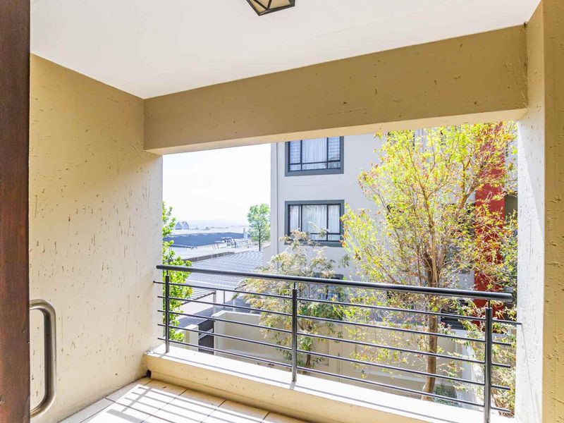 Charming 2 Bedroom Apartment in Secure Complex - Photo 8