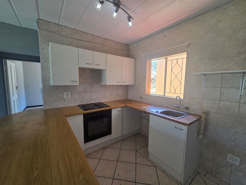 Spacious 2-Bedroom Upstairs Unit – Convenience at Its Best - Photo 5