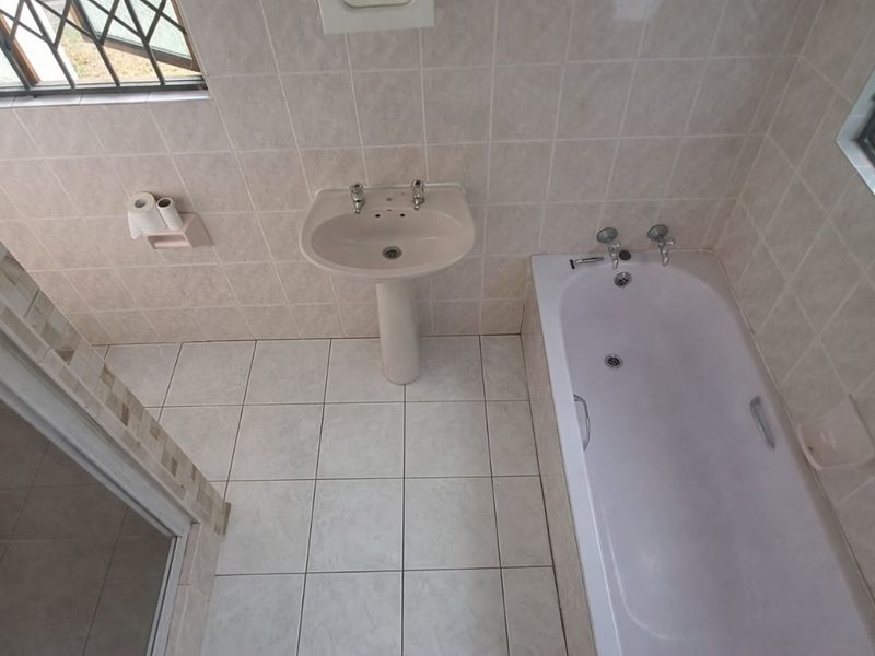 Spacious 3-Bedroom Home with Pool in Birdswood, Richards Bay - Photo 9