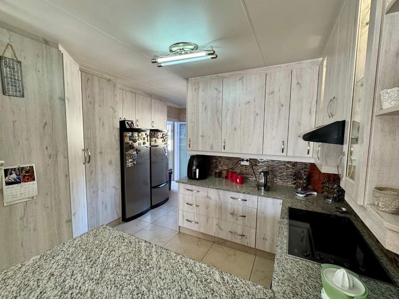 Stunning Family Home in Rangeview - Photo 6
