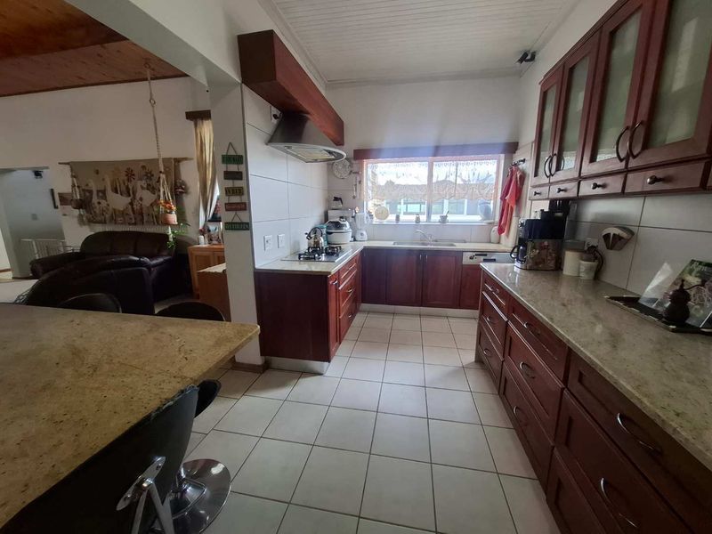 A home filled with heart, cherished by its current owner for the past 35 years - Photo 2