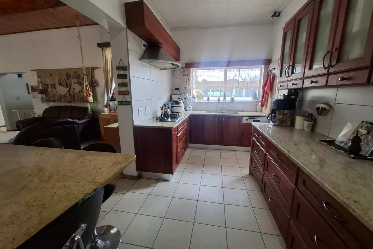 A home filled with heart, cherished by its current owner for the past 35 years - Photo 2