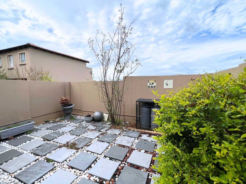 Renovated 3Bedroom Duplex in Secure Complex - Photo 3