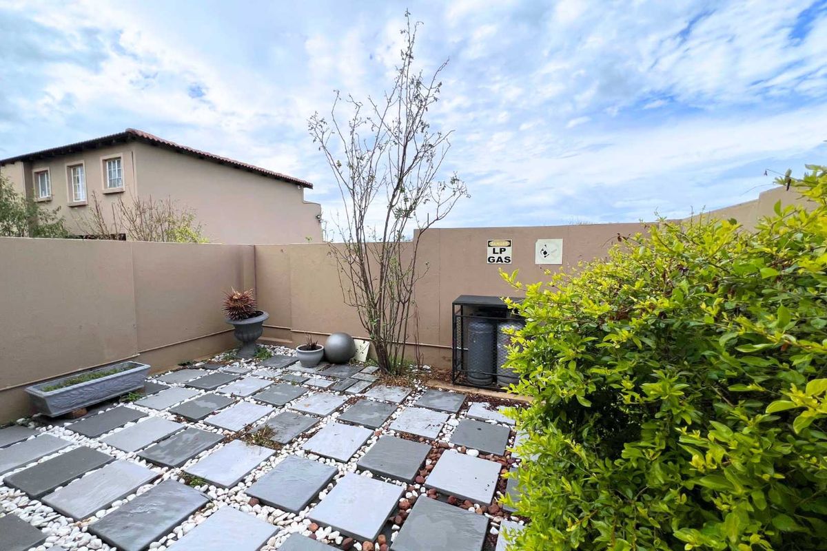 Renovated 3Bedroom Duplex in Secure Complex - Photo 3