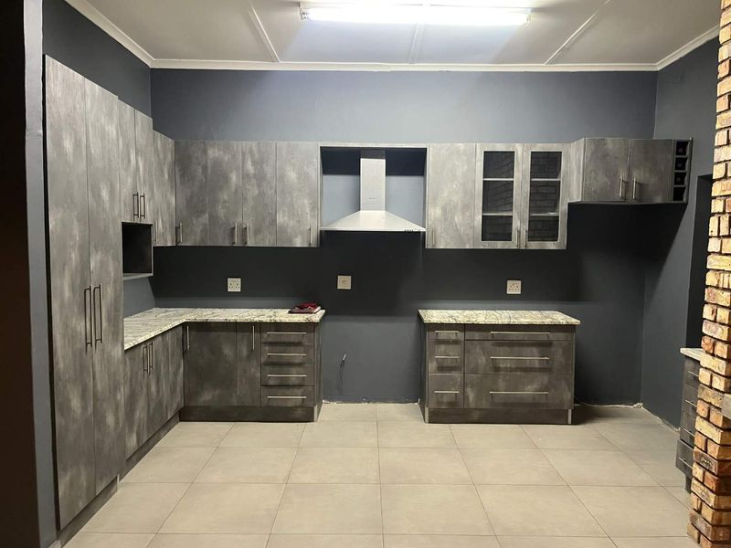 Charming 2-Bedroom Home with 1-Bedroom Flat – Great Investment Opportunity! - Photo 3