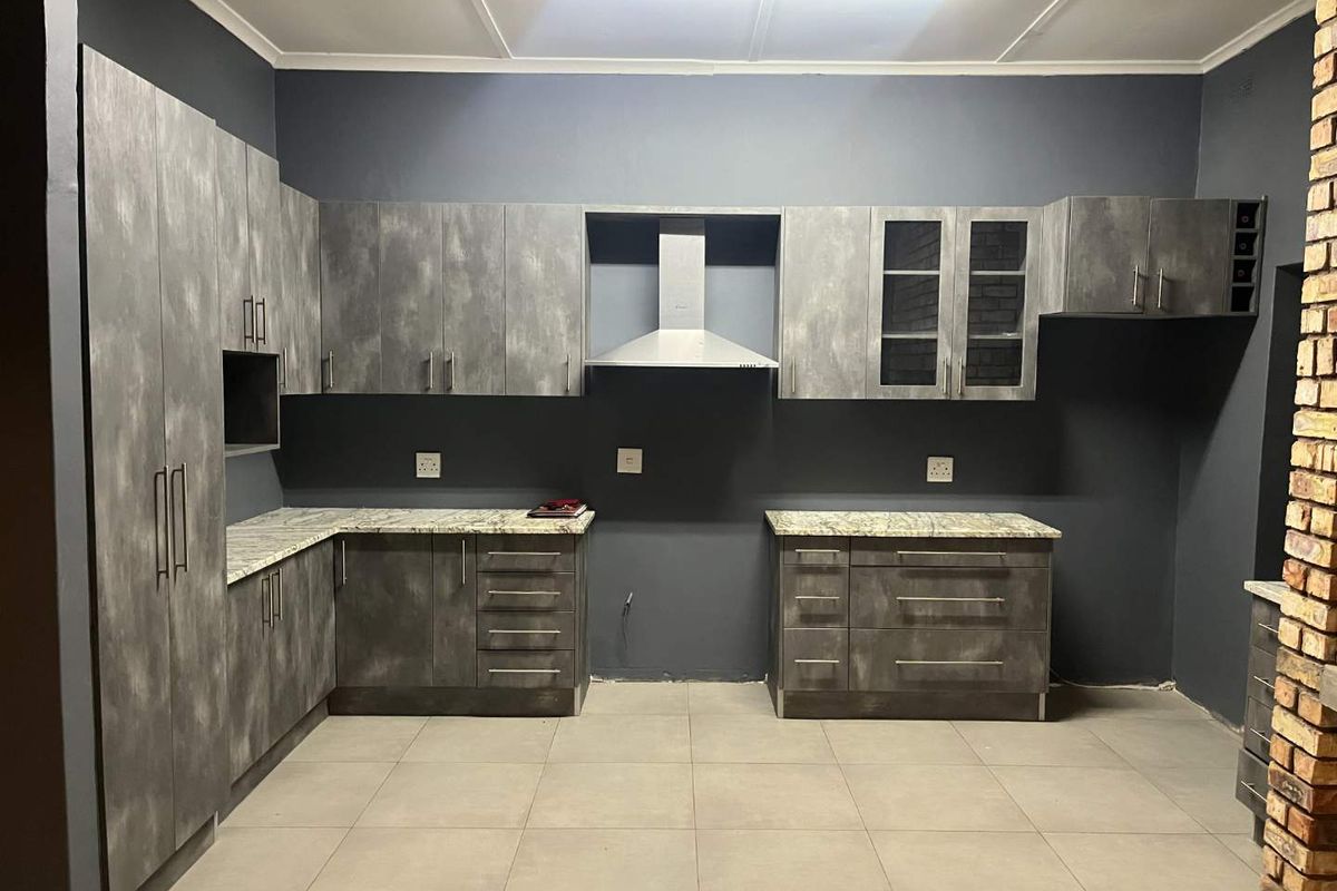 Charming 2-Bedroom Home with 1-Bedroom Flat – Great Investment Opportunity! - Photo 3