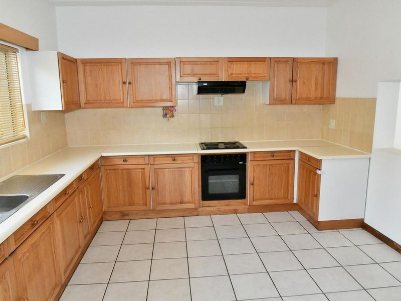 SPACIOUS TOWNHOUSE SET IN A SECURE COMPLEX - Photo 5