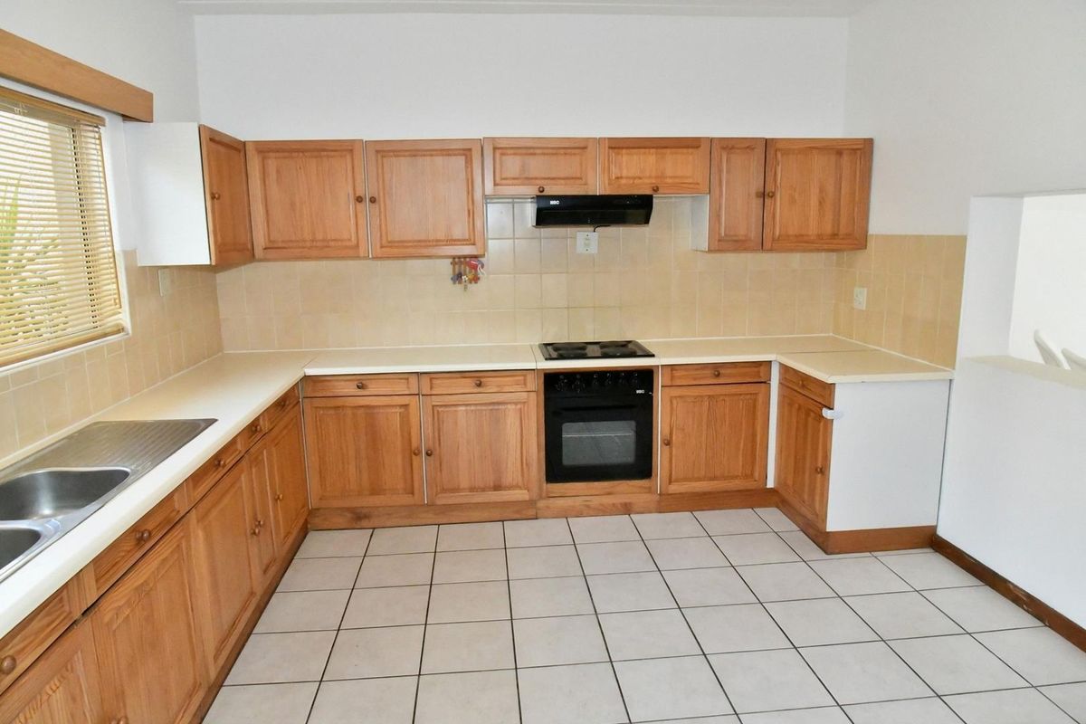 SPACIOUS TOWNHOUSE SET IN A SECURE COMPLEX - Photo 5