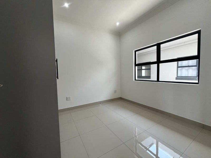 Modern 2-Bedroom Apartment for Ren - Photo 8