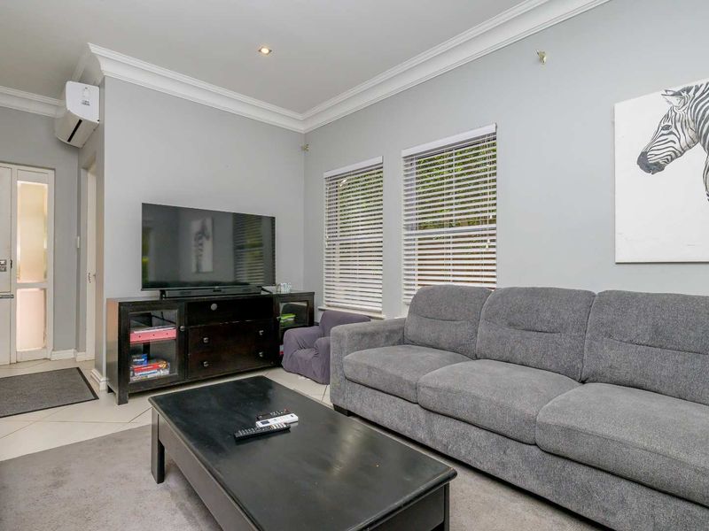 NEW ON MARKET. STUNNING 3 BED 2 BATH  HOME WITH LOFT EN SUITE - Photo 10