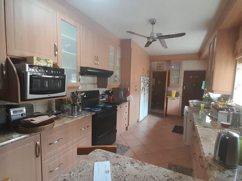 Spacious family home - Photo 6