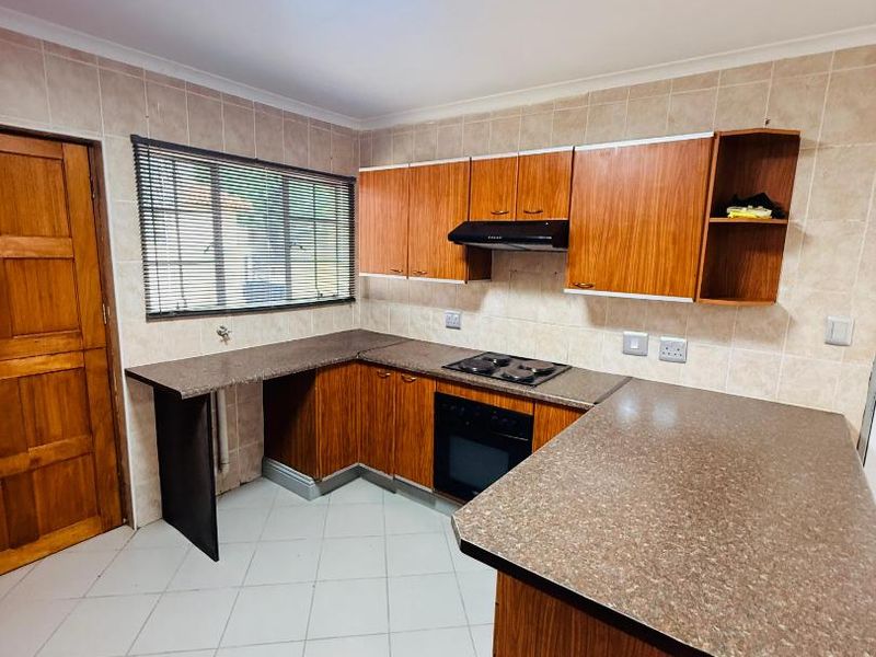 Move-In Ready 3 Bedroom, 2 Bath Renovated Home in Secure North Riding Complex - Photo 6
