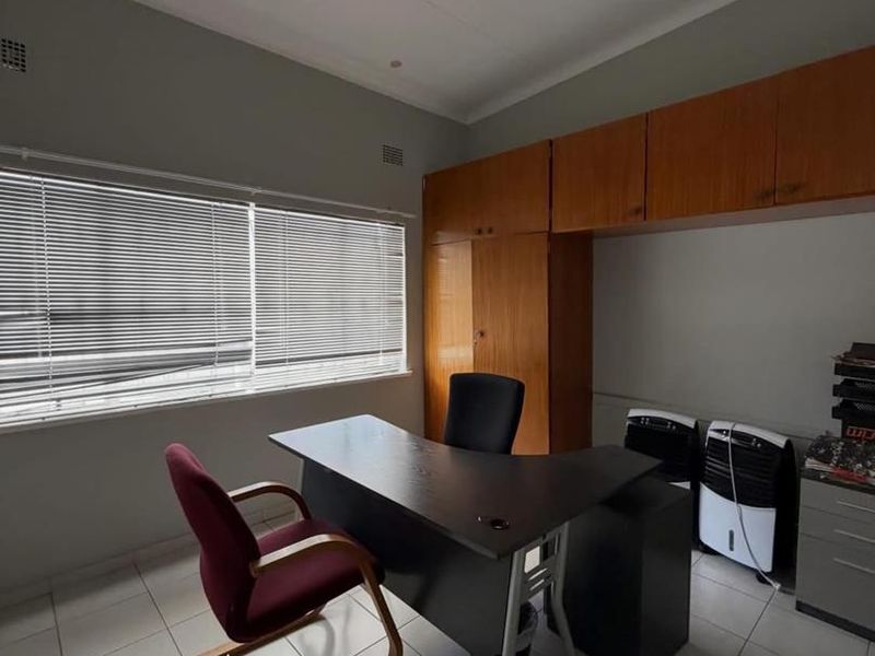 Office Building to Let - Photo 8