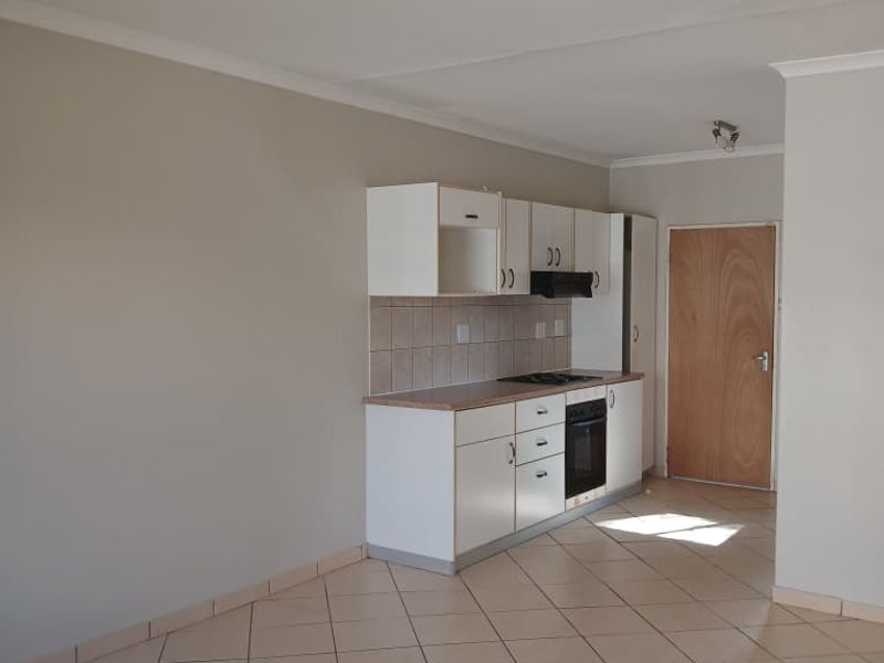 Situated close to shops, schools, offices and Unam - Photo 3