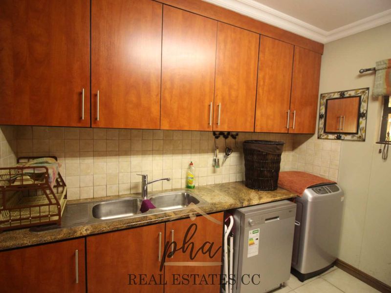 4 Bedroom house with 2 bedroom Flat for Sale - Swakopmund (Ext 9) - Photo 7