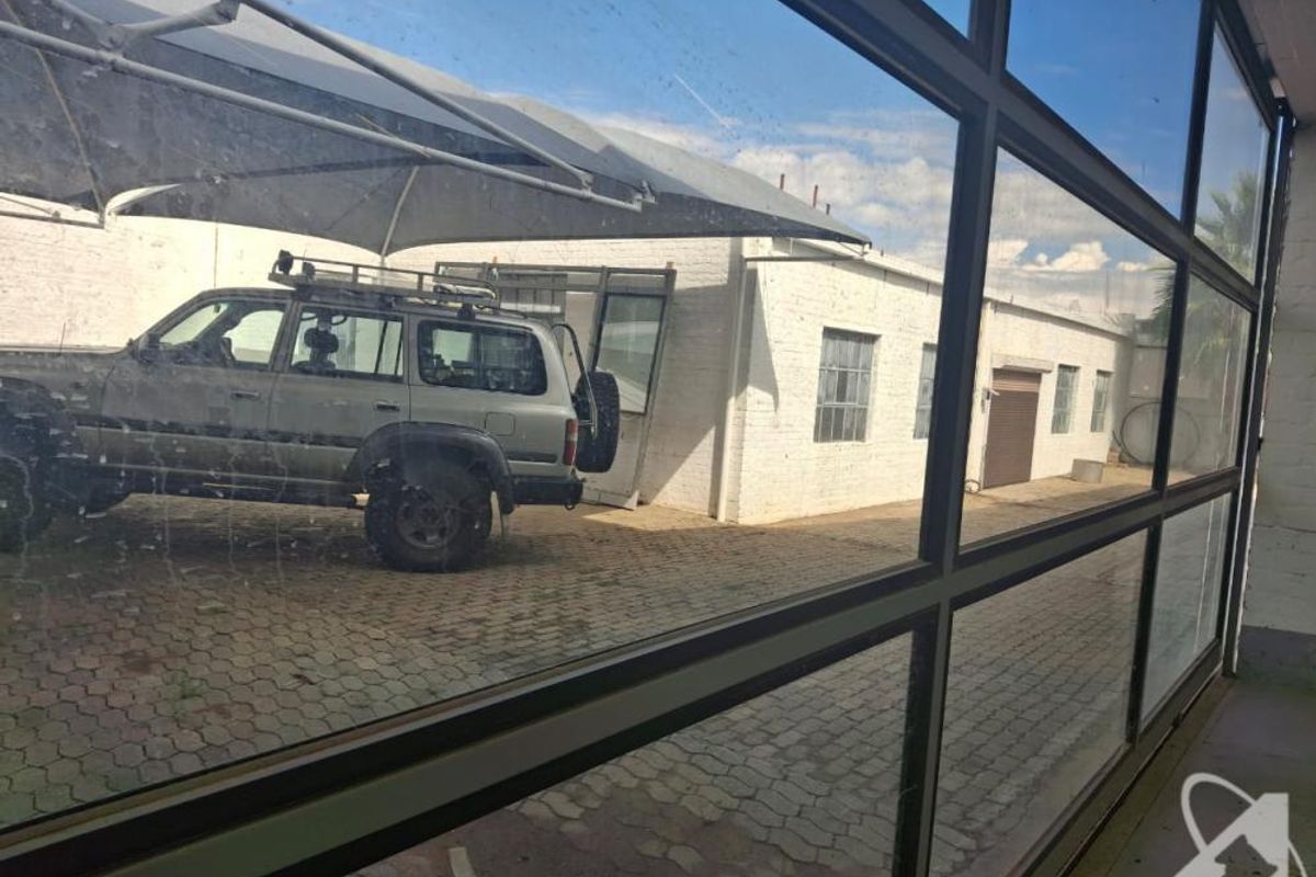 WAREHOUSE & OFFICES FOR SALE – LAFRENZ INDUSTRIAL SELLING PRICE N$13,650,000 - Photo 2