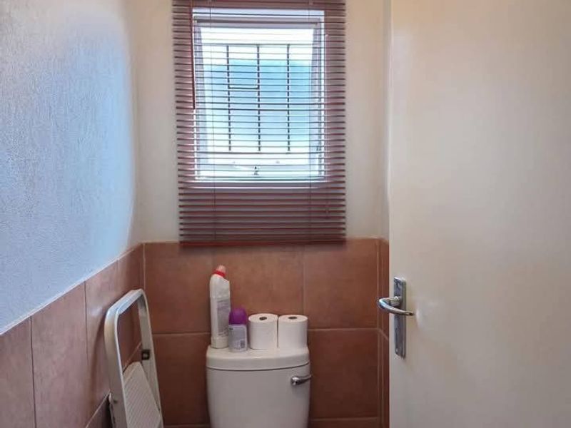 2 Bedroom, 1 Bathroom House for Sale in Lotus Gardens - Photo 9