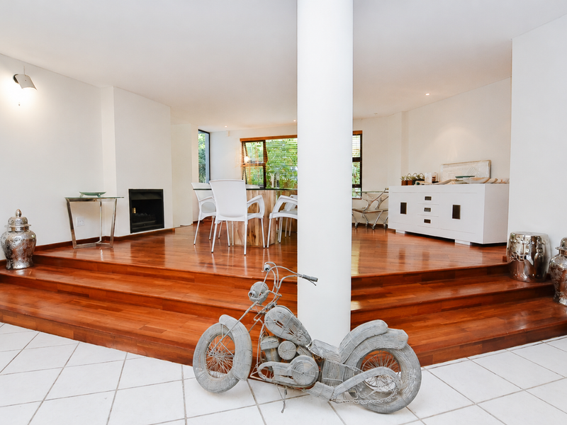 Exceptionally spacious and modern family home - Photo 2