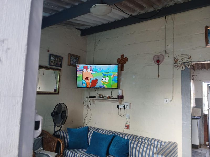 Semi-Attached 1Bedroom Property for Sale in Scottsdene - Photo 8